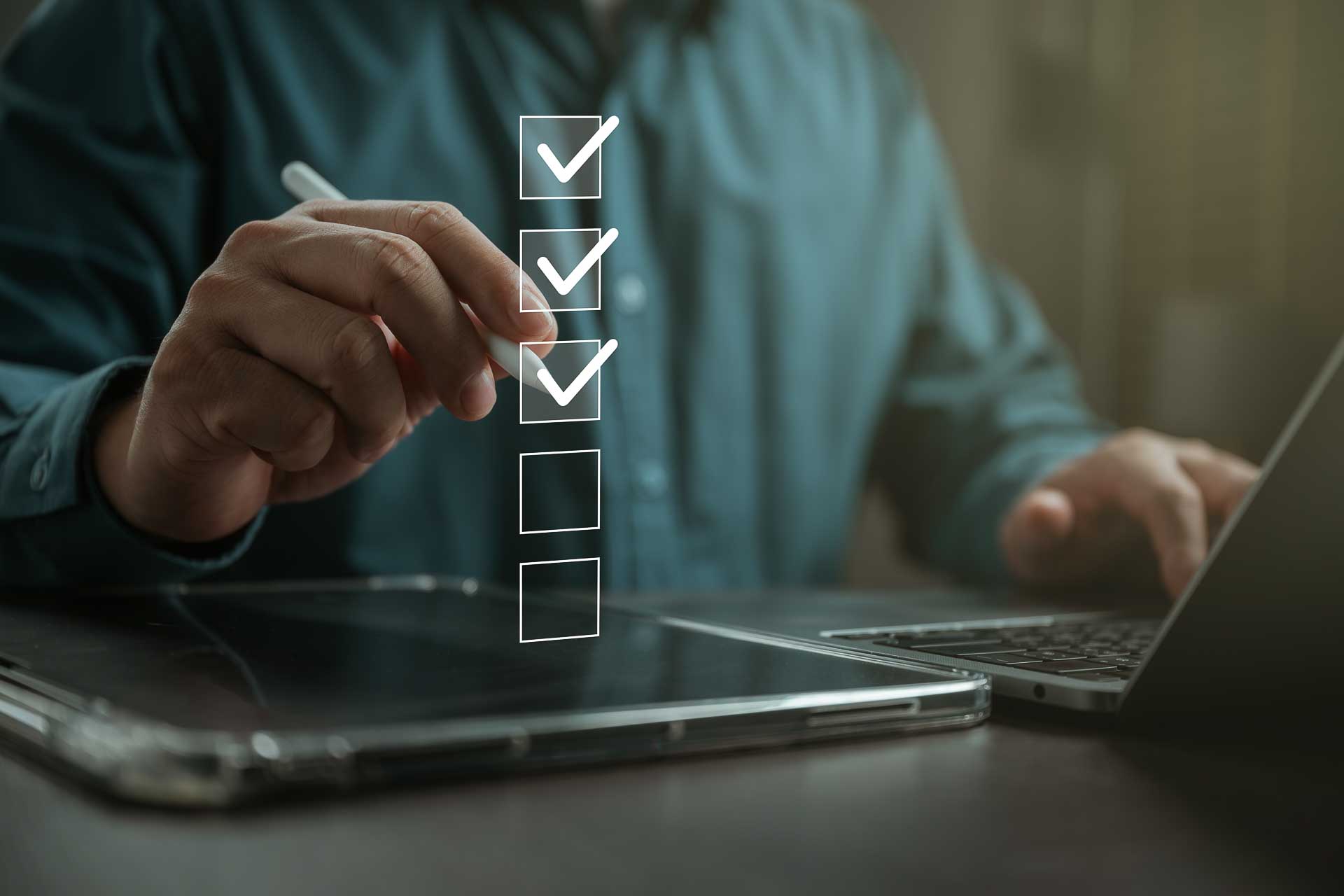 Visualisierung von Qualitätssicherung und Projektbegleitung: Ein Berater am Schreibtisch hakt eine Checkliste für Abnahmetests (UAT) und revisionssichere Dokumentation ab.